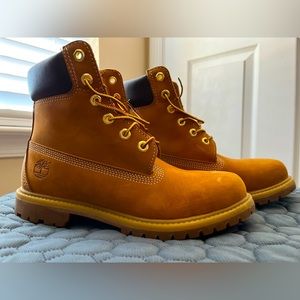 NICE- Timberland Waterproof Boots Wheat Nubuck Leather.
Worn indoors once